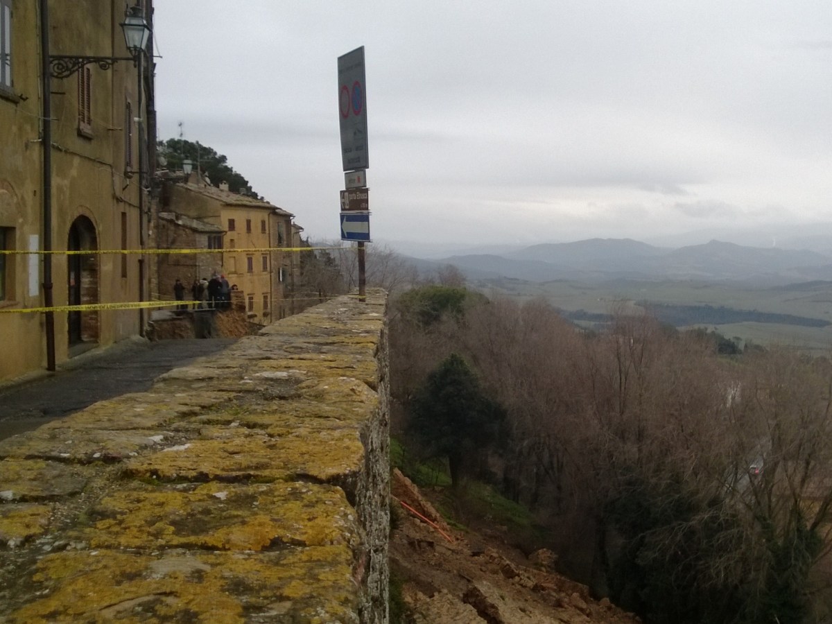 Mourning for “le mura” in Volterra: a tract of 13th c. walls collapsed last night